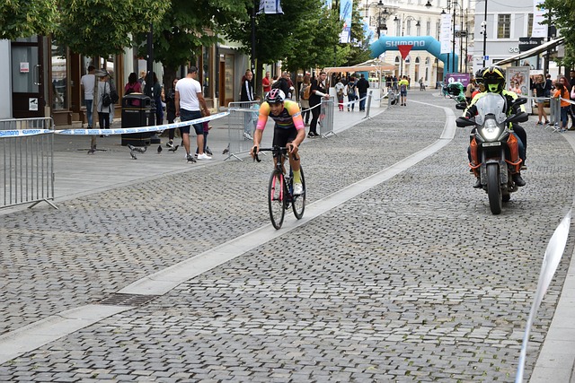 通过轮换策 通过轮换策